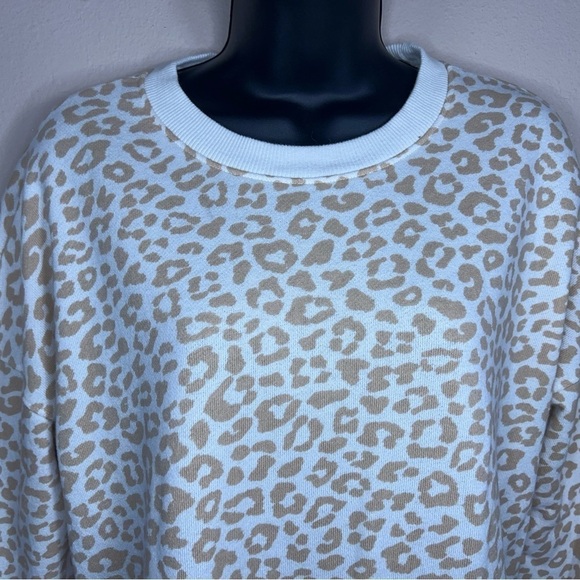 MEDIUM TIME AND TRU WHITE BEIGE LEOPARD ANIMAL PRINT SWEATSHIRT LONG SLEEVE - Picture 3 of 10